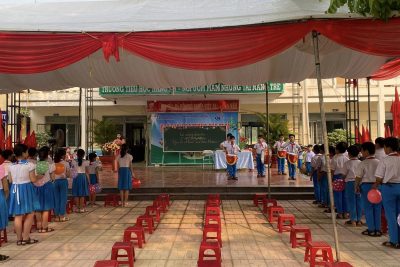 Học sinh mầm non đến tham quan trường Tiểu học Năng An